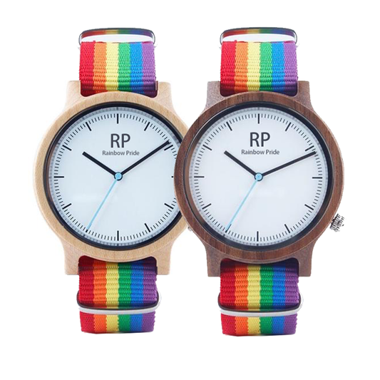 Reloj de madera retro arcoíris